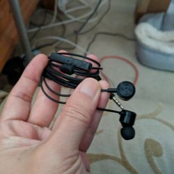 LG headset wired brandnew 
