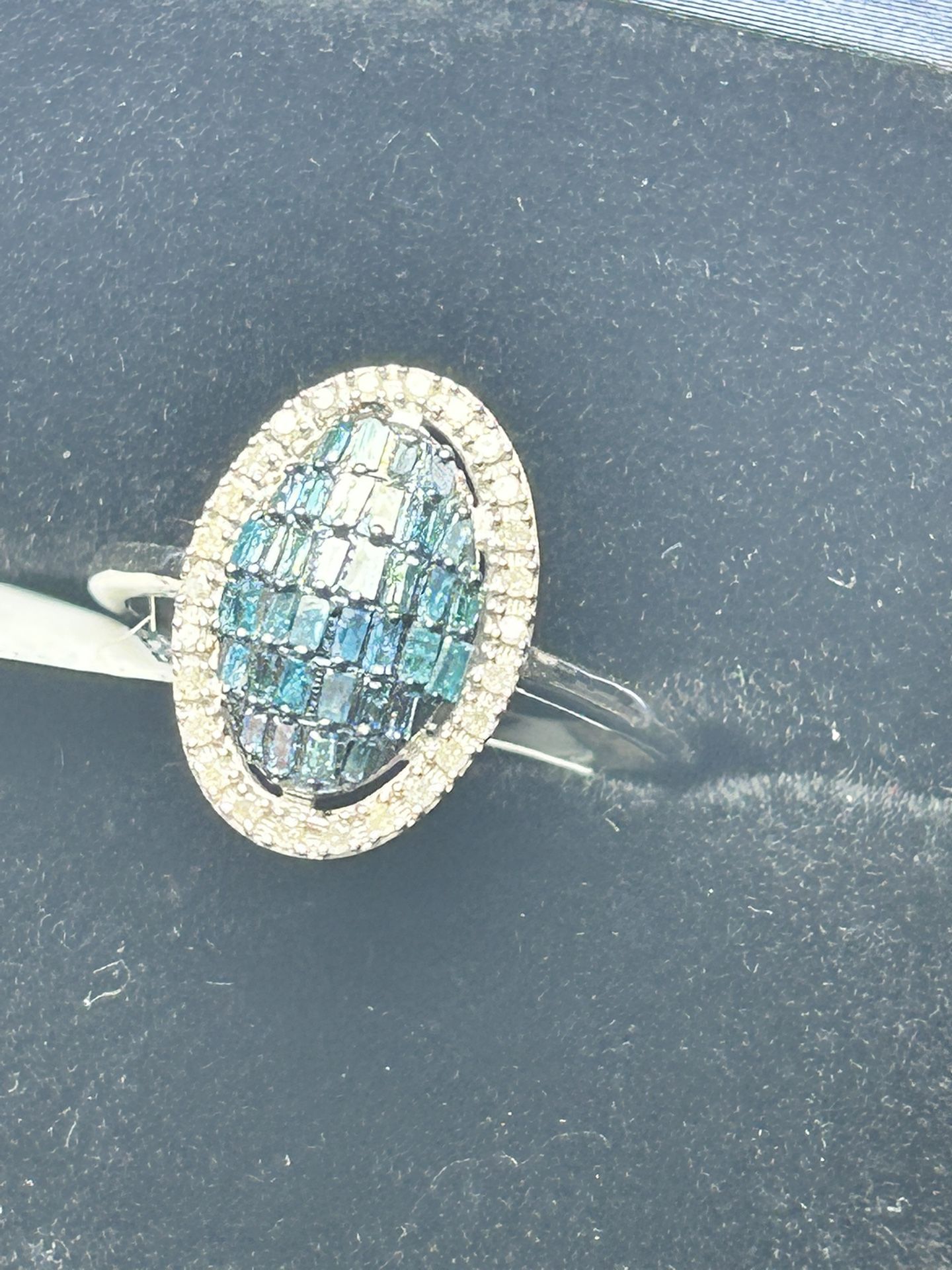 Blue & White Halo Diamond ๐