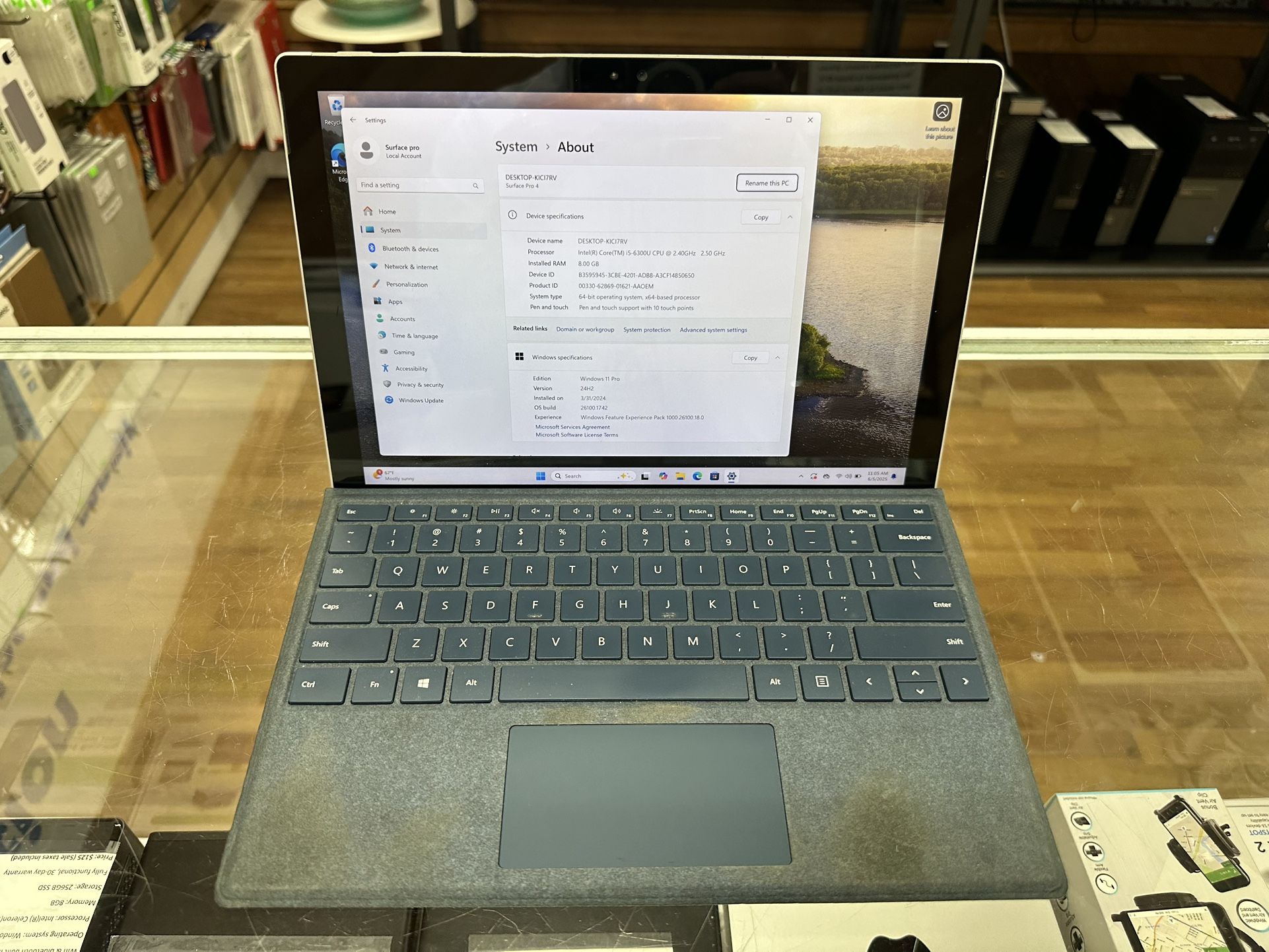 Surface Pro 4 12.3 inch Touchscreen core i5-6th gen 8GB RAM 256GB SSD