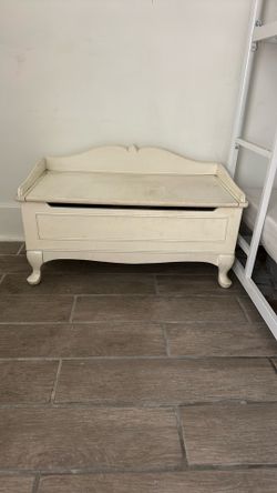 Kid’s small bench