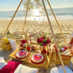 Valentine’s Day luxury picnic at the beach