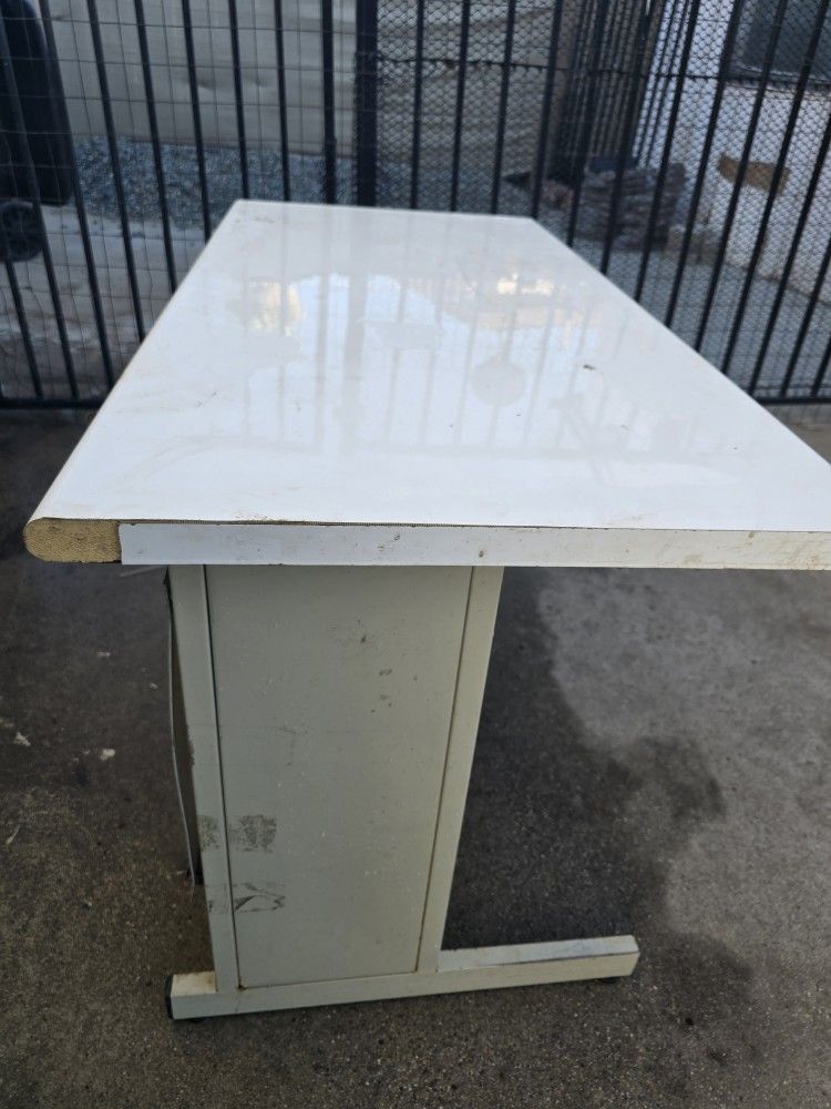 Free Table/desk