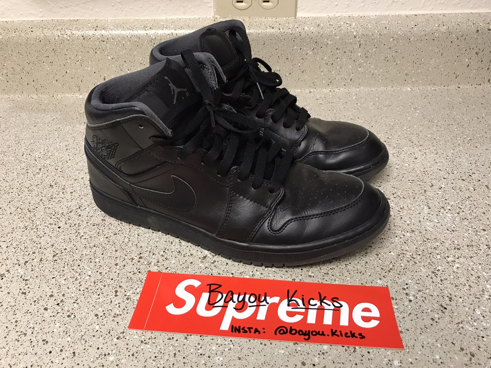 Men’s size 10.5 Jordan 1 mid all black | Pre-owned