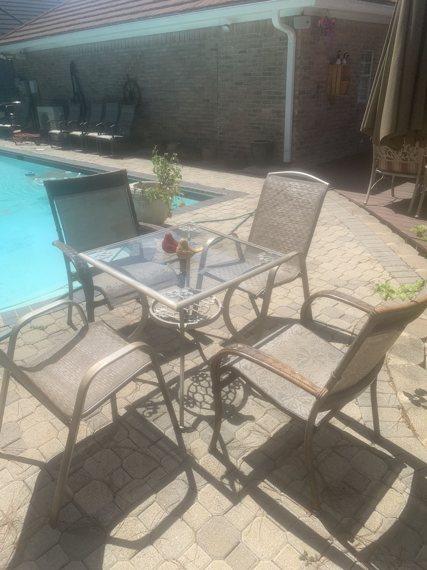 Outdoor metal table with 4 chairs in excellent condition 175$