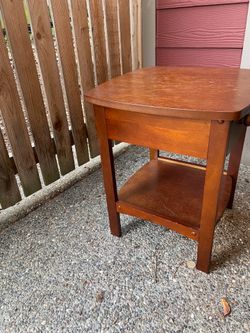 2 matching side tables