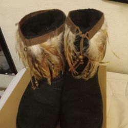Uggs Suade black leather ladies Sz 8 1/2  boots w removeable feathered hugger/topper