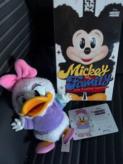 Disney Daisy Duck Mickey Family Keychain Figure