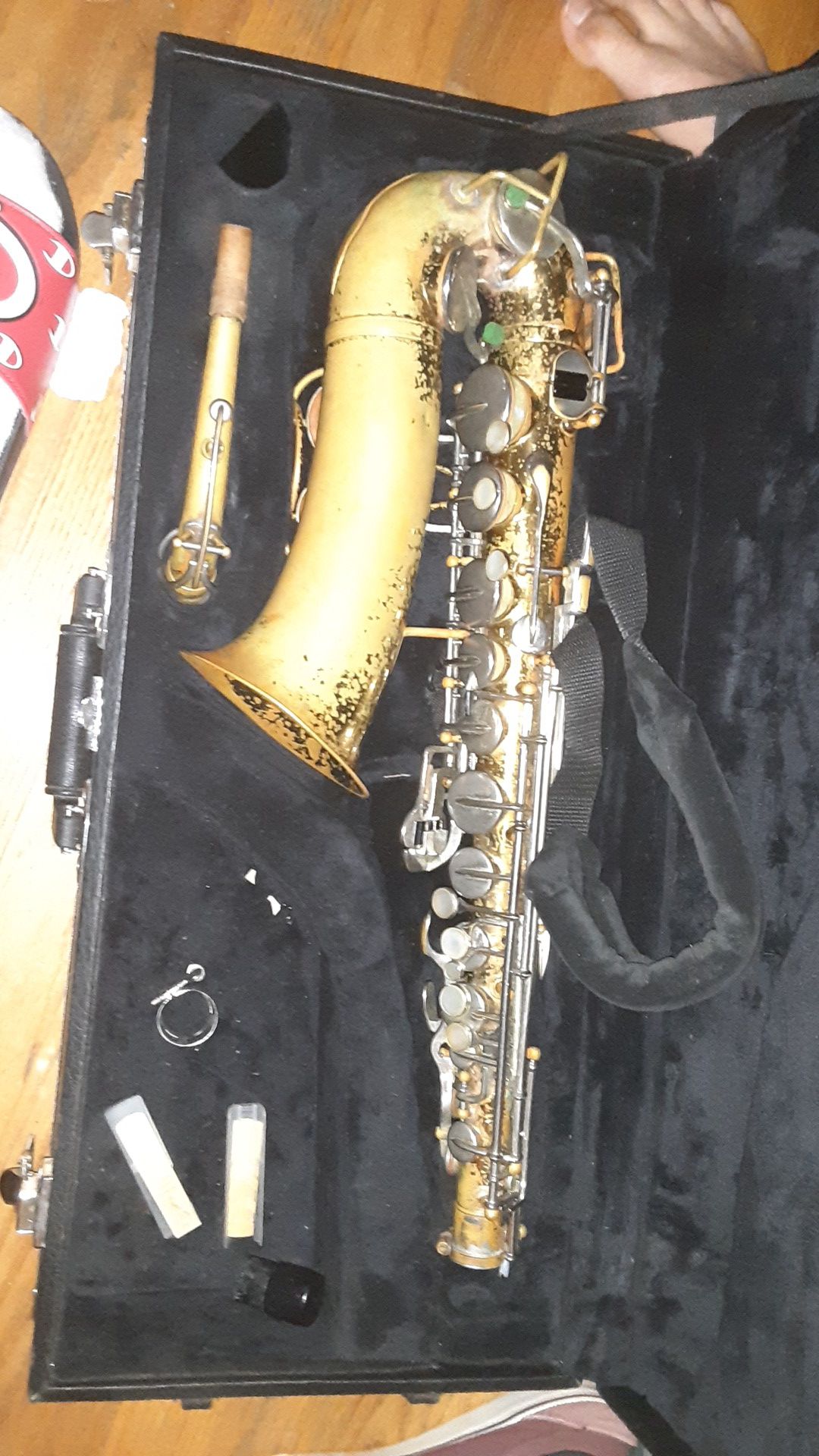 Bundy saxophone with case