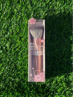 Real Perfection Flower Shape Powder Brush