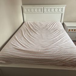 Bed Full Size And Dresser With A Mirror 