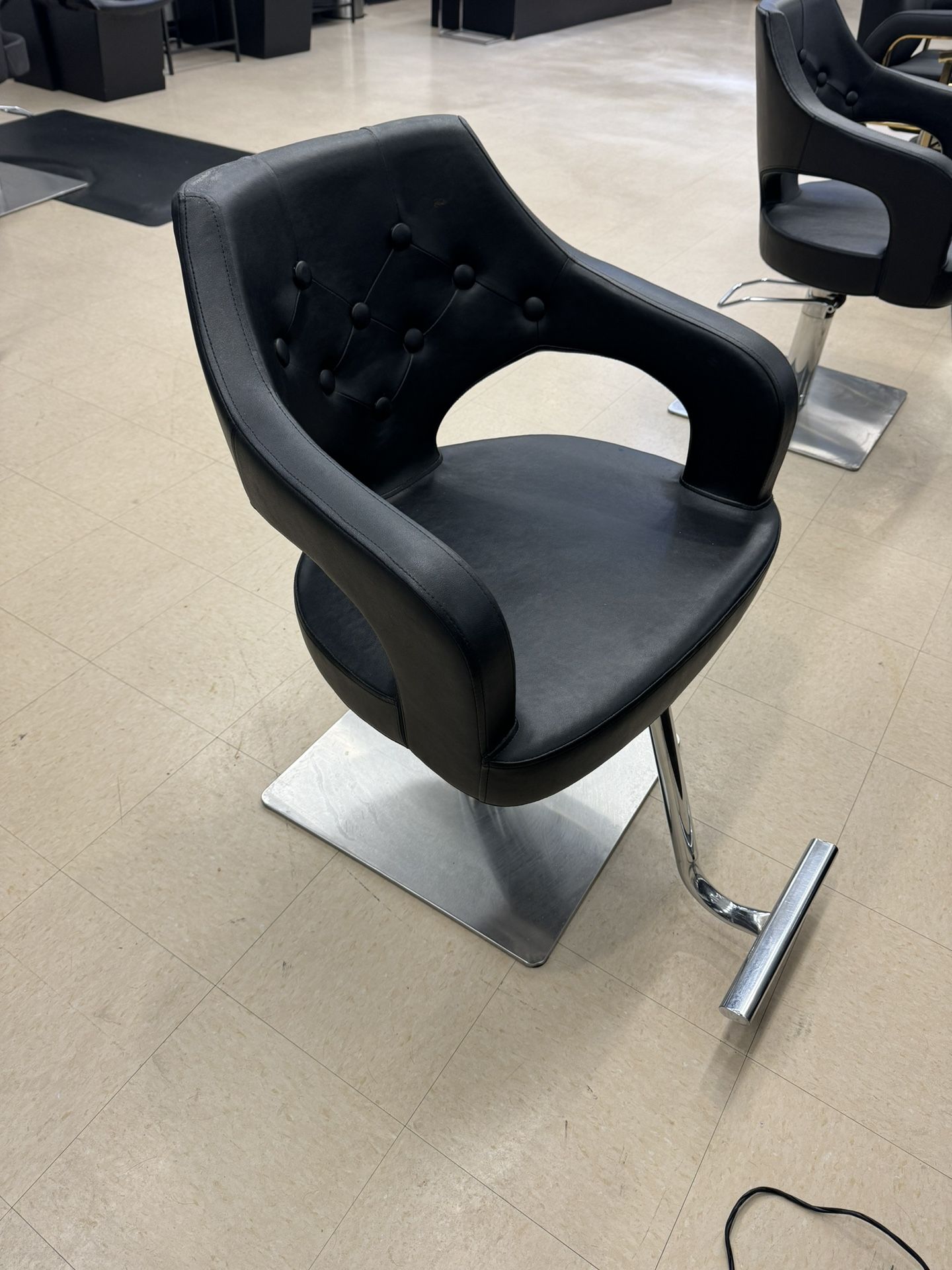 Salon Hairstyling Chairs