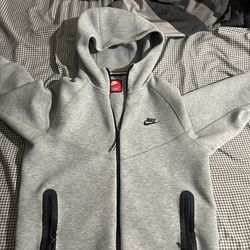 grey nike tech size m