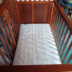 CRIB WITH MATTRESS AND CHANGING  TABLE TOGETHER. 