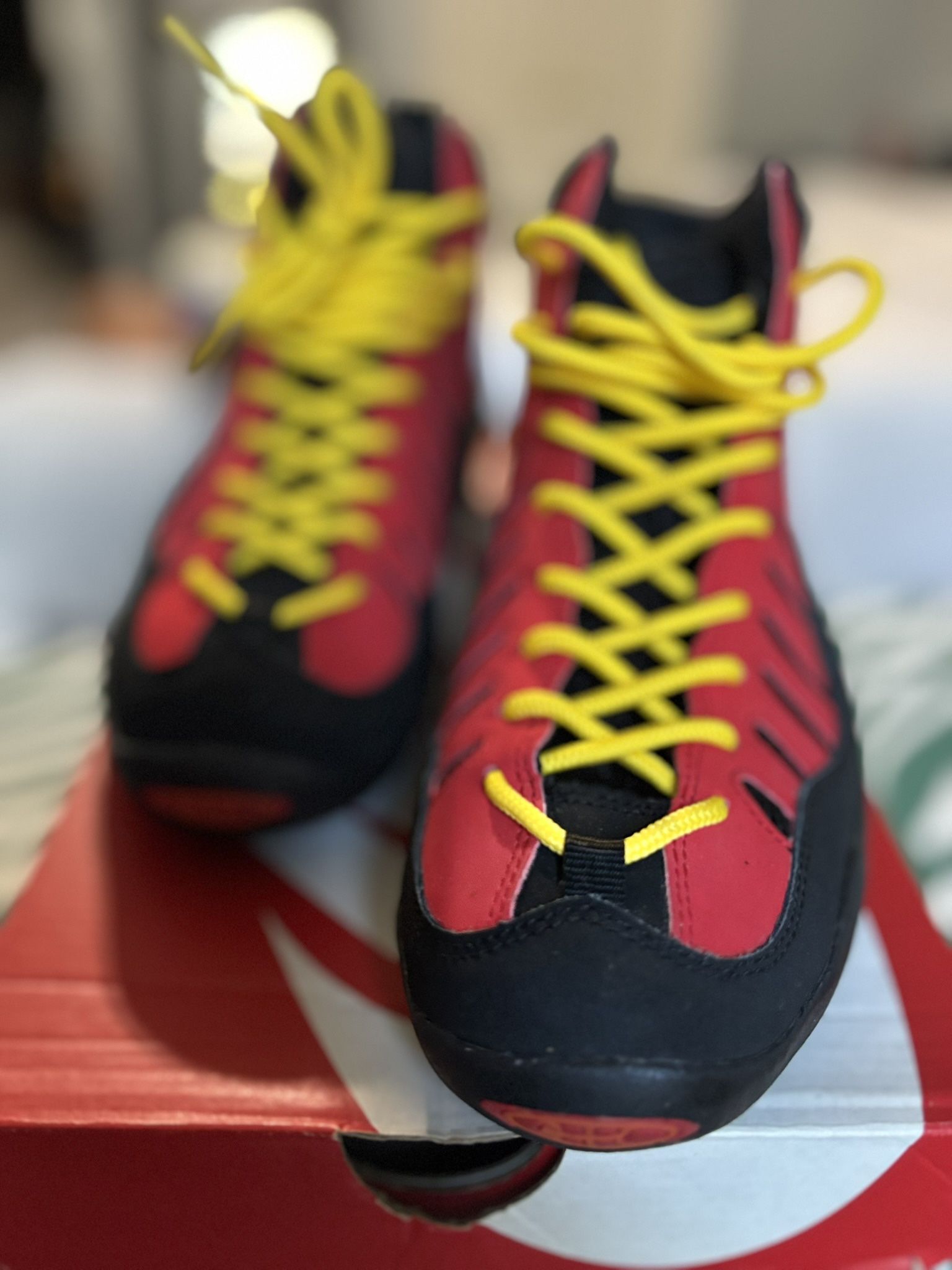 Nike Air Bakin’ (GS) Black/PR Platinum University Red Tangerine 5.5