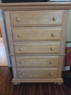 Wood Dresser Chest . 5 Drawers . Excellent condition