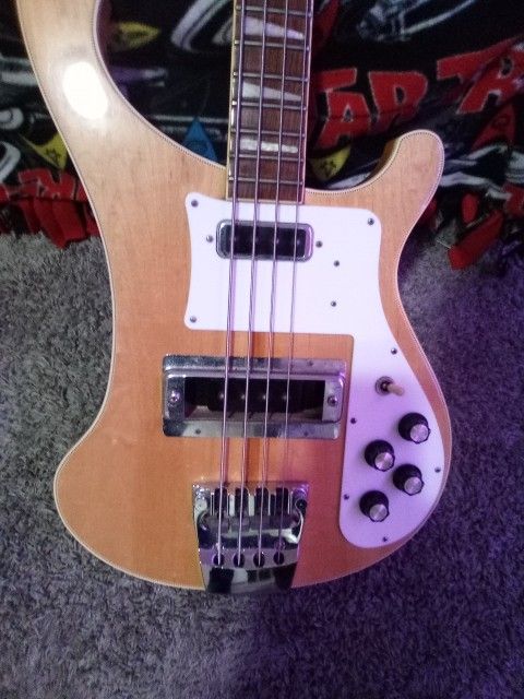 Like New Rickenbacker Guitar Base Retails For Over 3,000 Before Tax Selling For $1,000