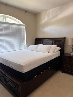 Queen Bedroom Set – 100% Solid Wood with Mirror