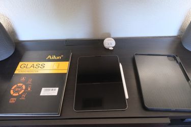Apple iPad Pro 11” 4th Gen (M2) — 256GB Wi-Fi + Cellular — Bundle
