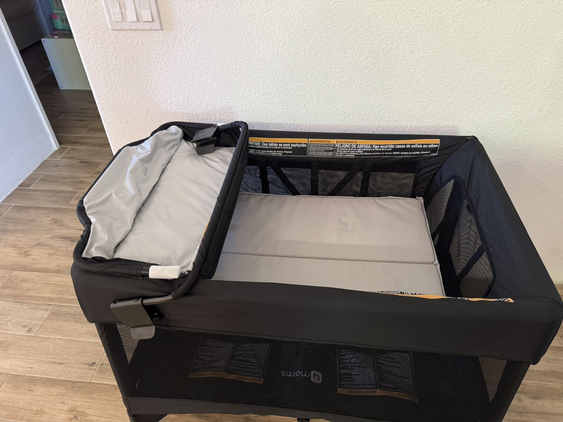 4moms Breeze Plus Portable Travel Playard With Bassinet And Changing Table