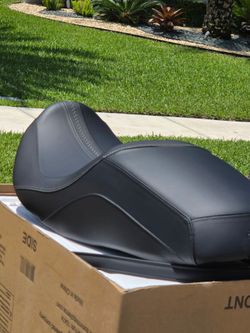 2024–2025 Harley-Davidson Street Glide / Road Glide OEM Seat
Part #1
Excellent / take-off condition. Fits 2024+ FLHX Street Glide & FLTRX Road 