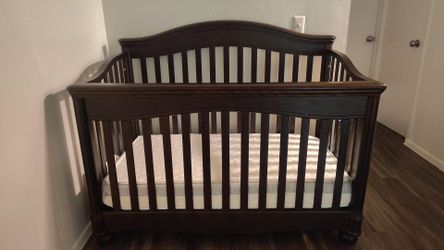 Baby crib with mattress