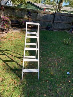 5 feet White wooden ladder