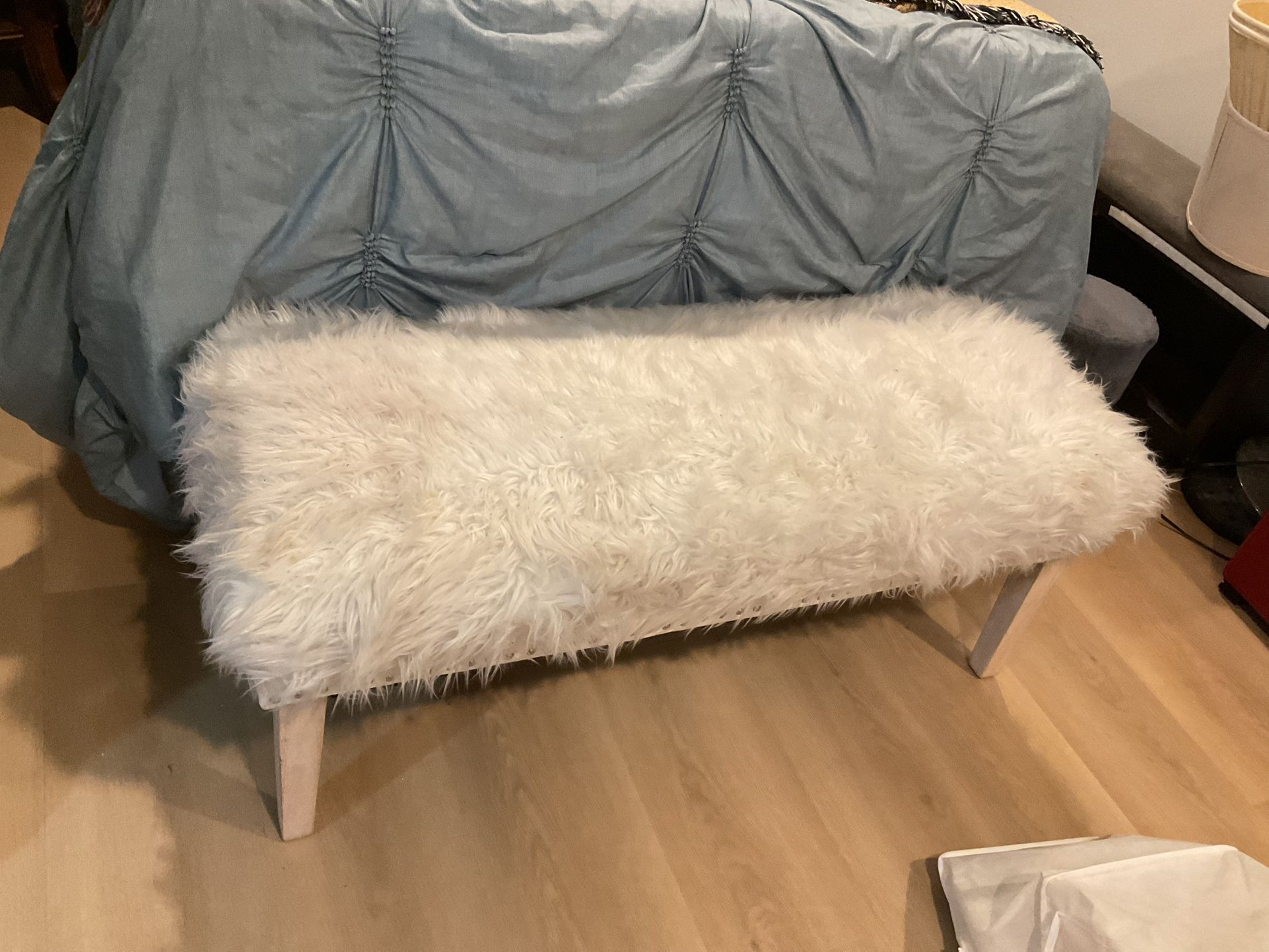 A Beautiful White, In Good Conditions, Ottoman For The Foot Of Your Bed (NO SHIPPING)