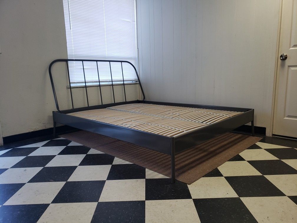 Queen size bed frame - can DELIVER almost anywhere for $20 extra - gently used and in LIKE NEW condition 😍