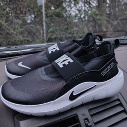 Brand New slip on Nike - Size 5 (Big Kid)