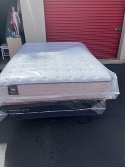 Full size  plush Sealy Posturepedic Mattress