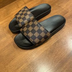 Woman’s Brand New Checkered Boutique Slides Shipping Avaialbe 