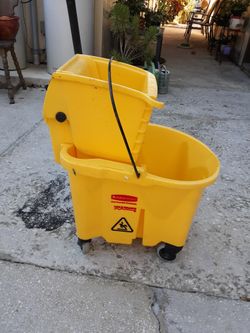 Mop With Wringer/Bucket, Broom