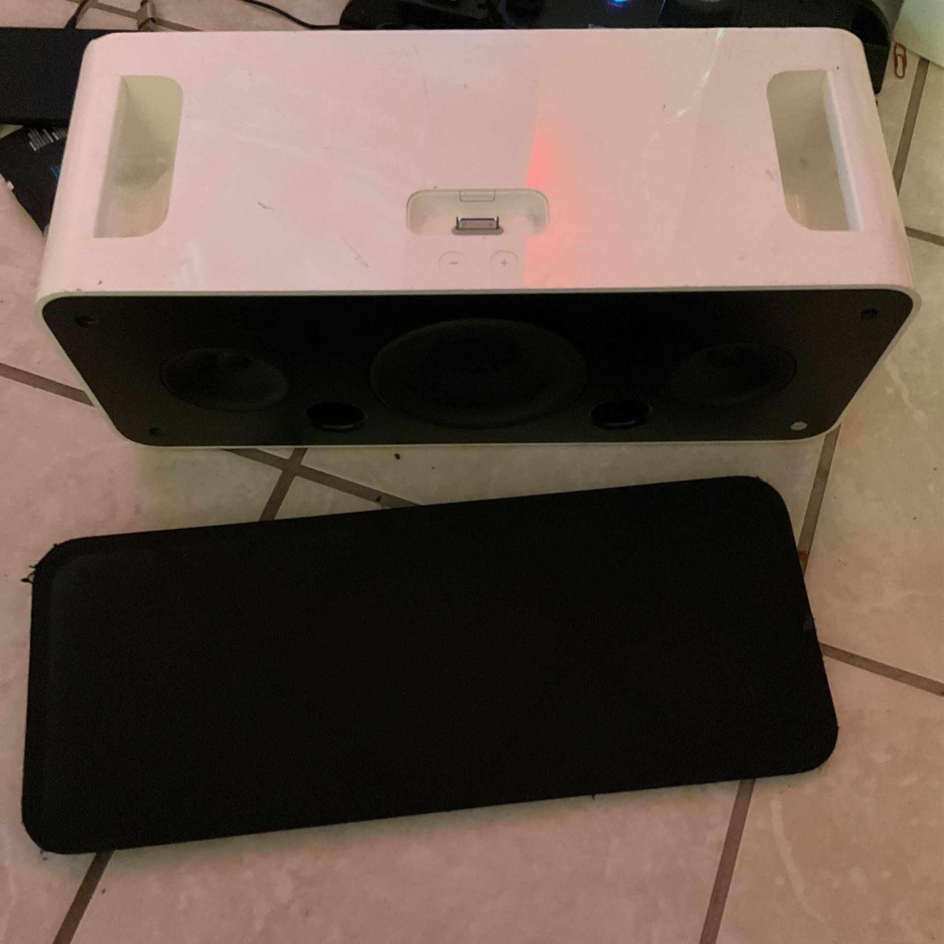 Apple iPod Hi-Fi Speaker Docking Station Model A1121 with Bluetooth adapter