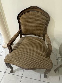 2 Upholstered Accent Chairs / 2 Sillones Decorativos