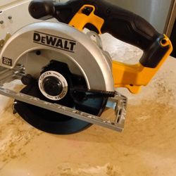 DeWalt Circular Saw
Blade Diameter: 6 1/2 No Battery Needs 20v