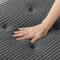 Queen BEAUTYREST Black C-Class medium Tight Top or Plush Pillow Top Mattress Pocketed Coils Cooling Memory Foam $1,200 ($3,500+ msrp) 