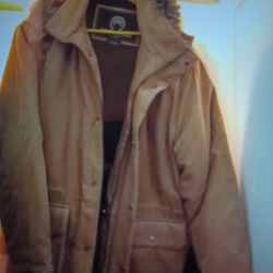 Men's Coat Size Large Never Worn Very Heavy And Warm If You Need To Be In Cold Weather