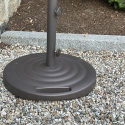 FRONTGATE Ribbed Wheeled Base For 7-1/2' To 11' Umbrellas