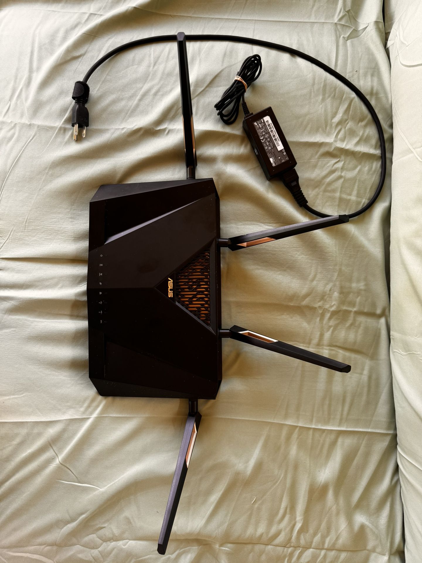 Like new Wireless-ASUS6000 Dual Band Gigabit Router