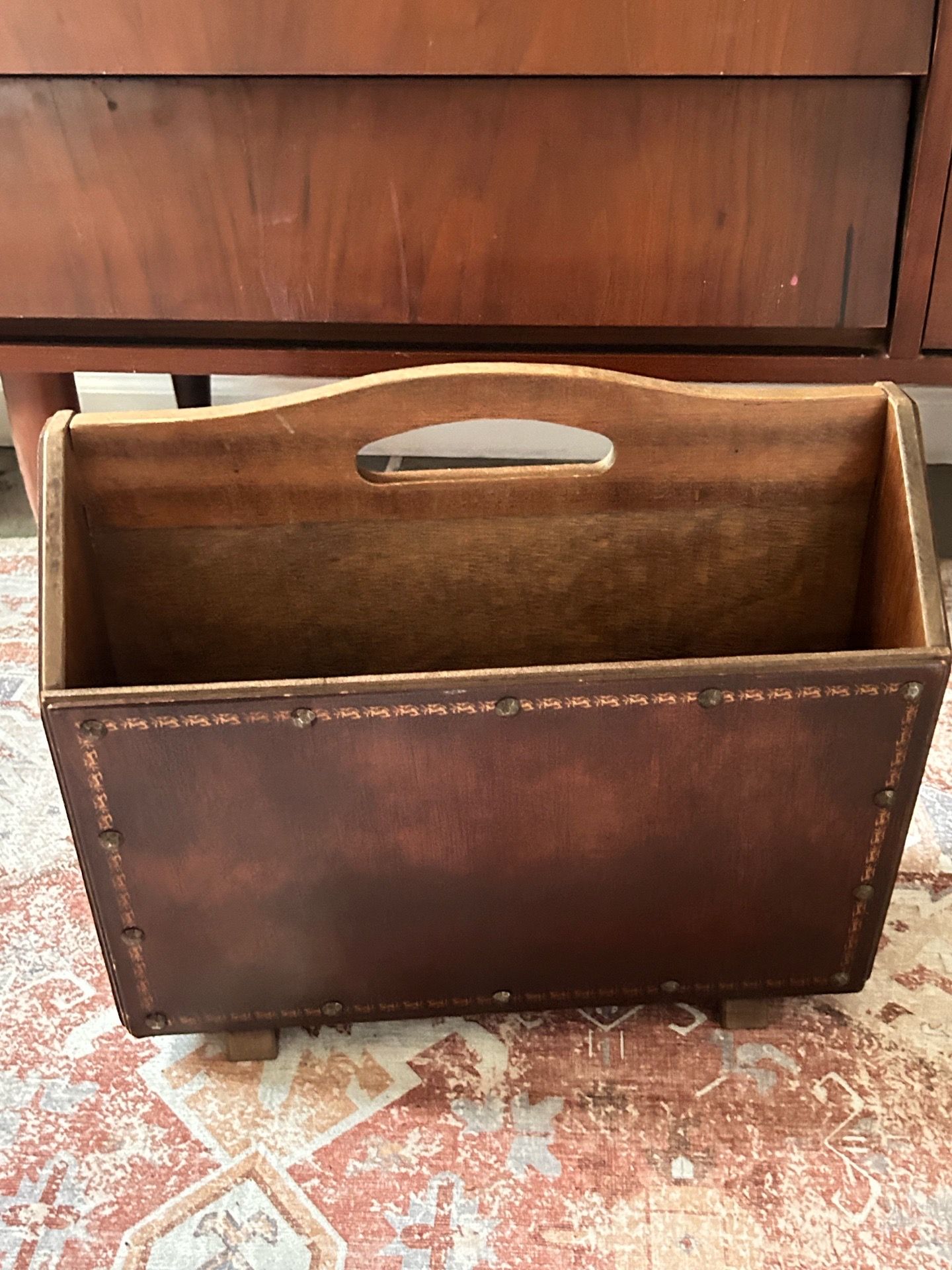 VINTAGE WOODEN MAGAZINE RACK