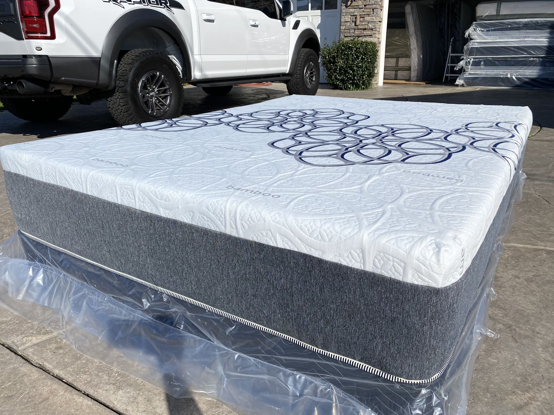 Queen Bamboo Hybrid Cool Gel Memory Foam Mattress!!