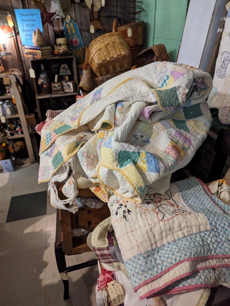 Primitive, Quilts, Wicker, Furniture, Vintage,Glassware, Candles,