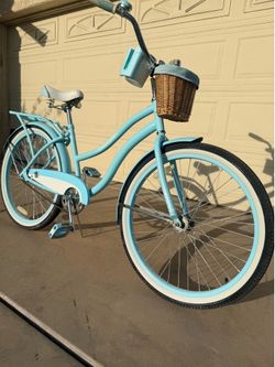 Huffy Women's 26" Deluxe Beach Cruiser  Ready to Ride like new