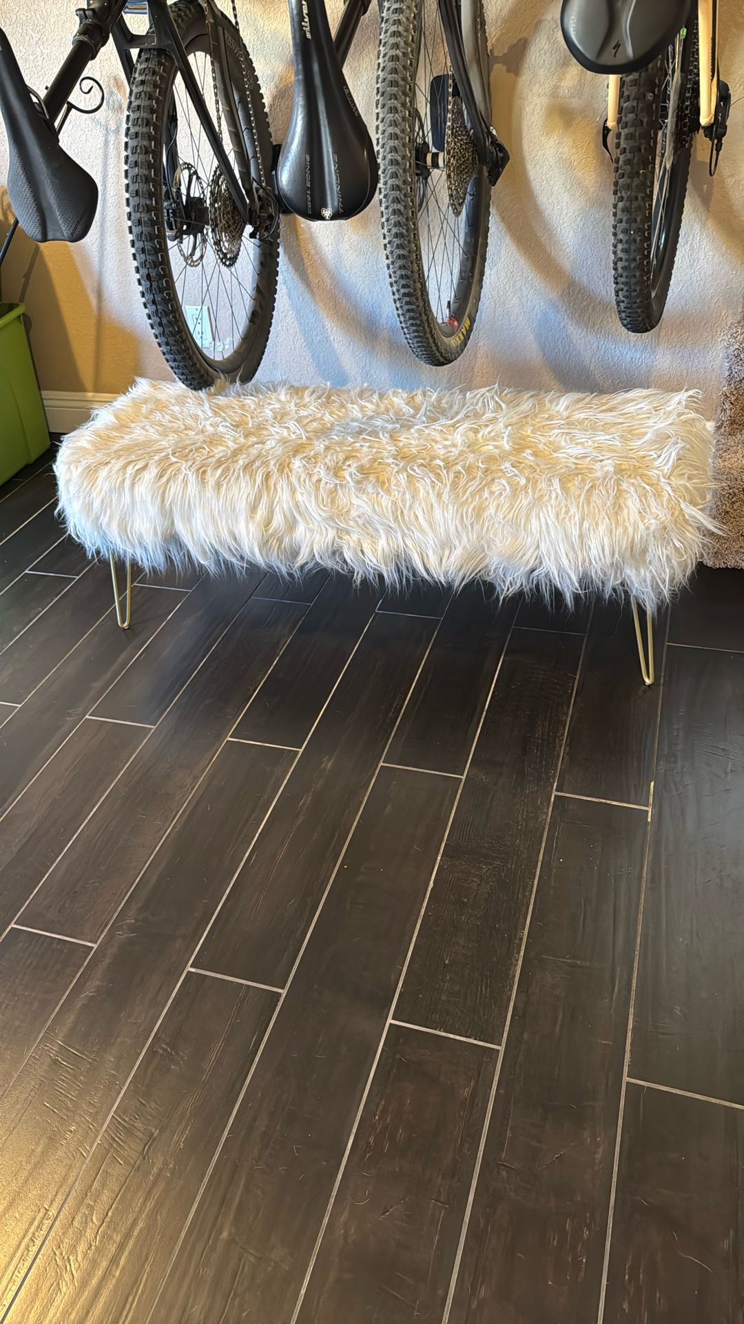 Bench in great condition. Dusty