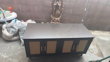 Cat litter box enclosure