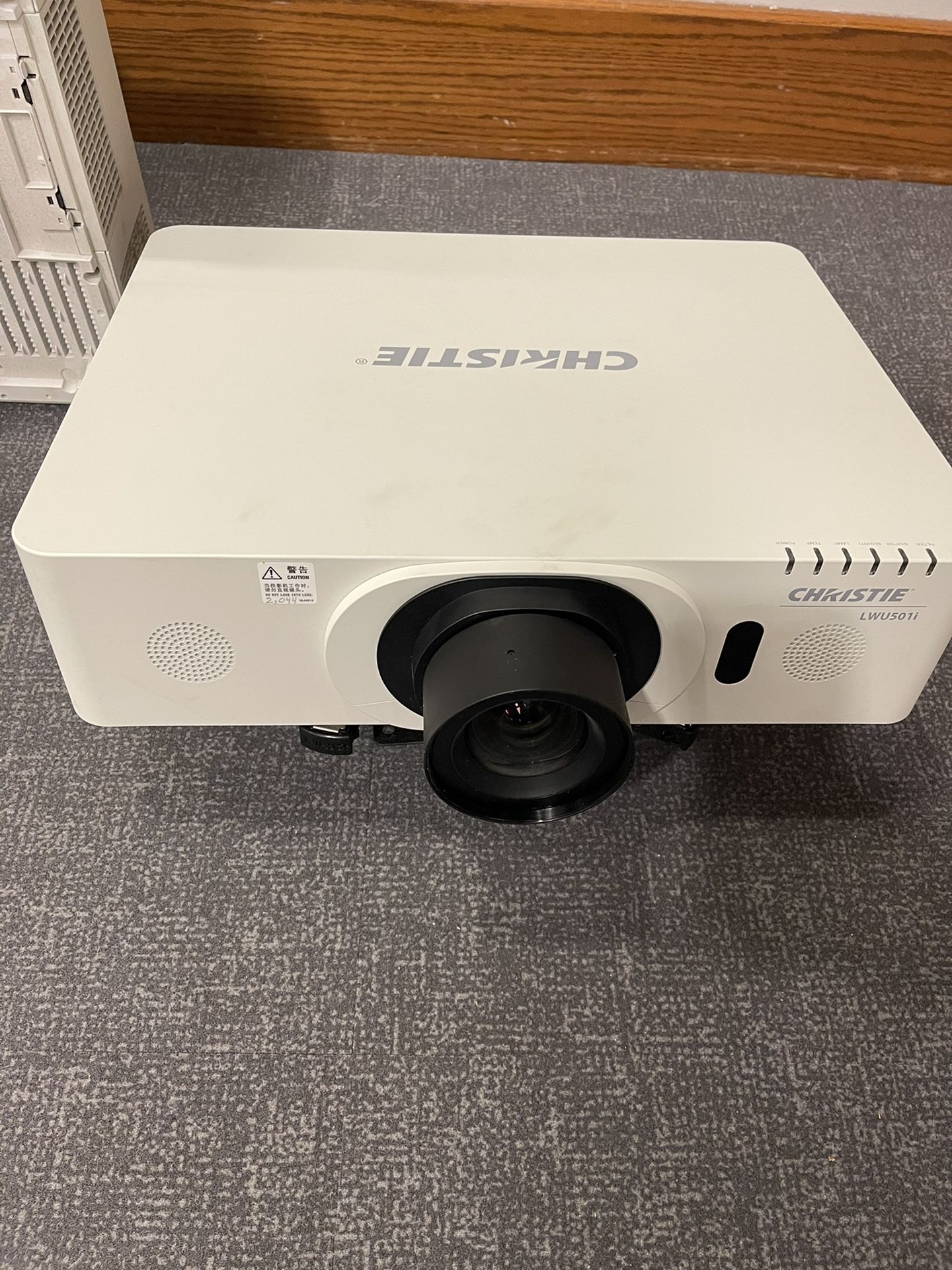 LCD HD Projector 5,000 Lumens, HDMI. With Remote Control