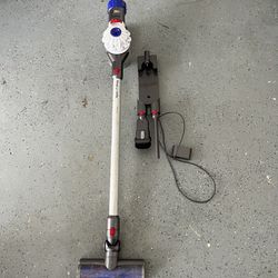  Dyson V7 Allergy Cordless HEPA Vacuum as-is for parts