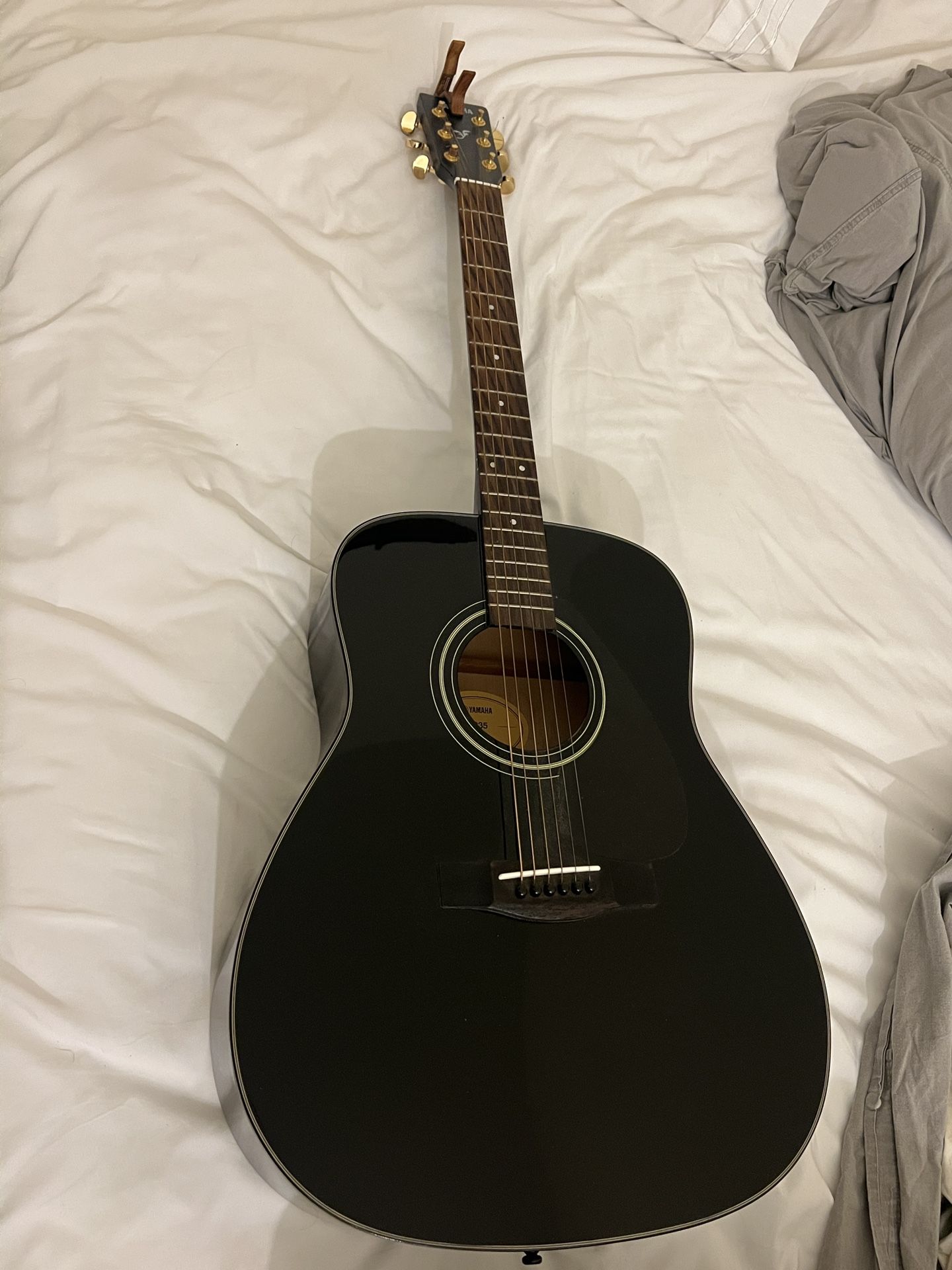 Yamaha F335 Guitar-Comes with Case