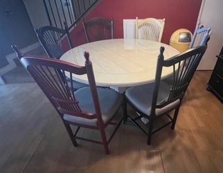 White Farmhouse Friends Style Round Table
