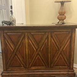Haverty Bar And 4 Swivel Stools 